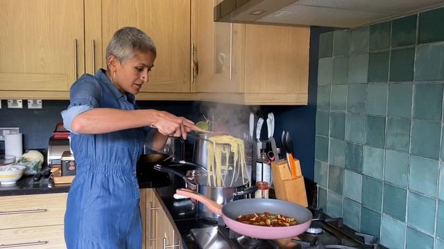 GARLIC PASTA | Spicy garlic tomato pasta | Spaghetti Aglio e Olio | #withme Food with Chetna