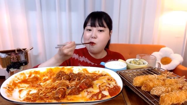 매콤한 아라비아따소스로 만든 미트볼파스타 치즈가득 소스가득 바삭한 새우튀김 먹방 Spicy Cheese Meatballs Pasta Fried Shrimp Mukbang смотреть онлайн