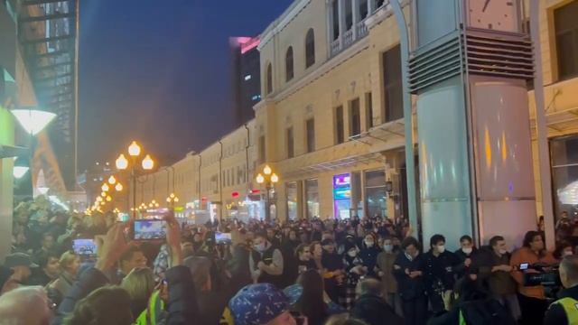 ⚡️Люди на Арбате встали в сцепку. Полицаи продолжают задерживать митингующих. смотреть онлайн
