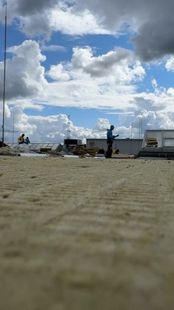 В моменте: монтаж кровли из ПВХ мембраны 🥰