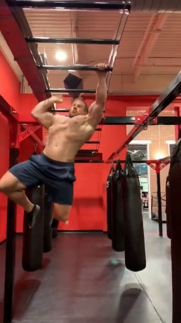 230 pounds monkeying around смотреть онлайн