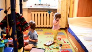 дети играют