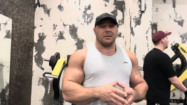 ТРЕНИРОВКА С ПОДОПЕЧНЫМ АЛЕКСАНДРОМ . КАЧАЕМ ПЛЕЧИ 💪😤🔥 смотреть онлайн