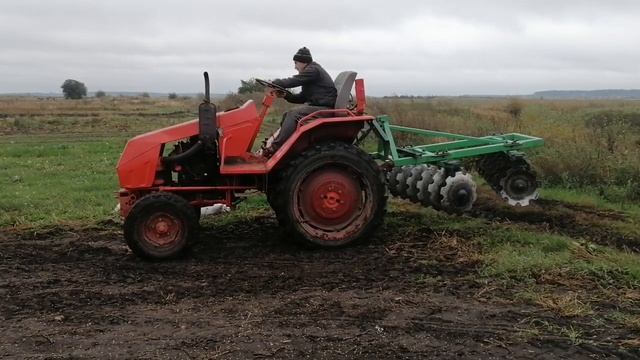 Т-25 в роботі з дисковою бороною 1.5 метра смотреть онлайн