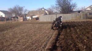 Пахота двухмостовым минитрактором.