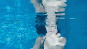 Девушка в бассейне