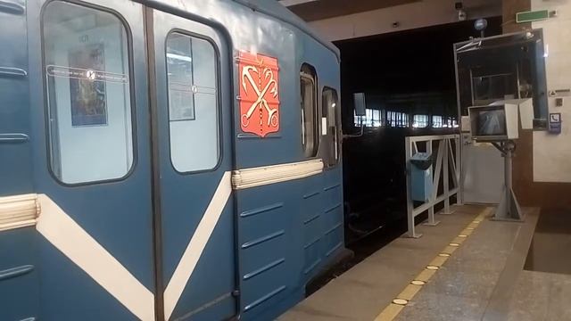 Метропоезд 81-540.1/541.1 "Боинг" на станции "Парнас". смотреть онлайн