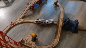 Поезд едет по деревянной железной дороге через мосты и тоннели, toy train railway
