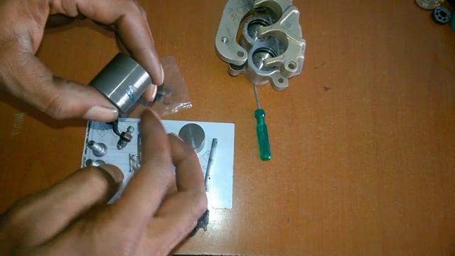 Bajaj pulsar 220 cleaning the front disc break caliper pistons смотреть онлайн