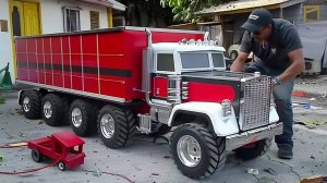 Мужчина построил мини-грузовик с дистанционным управлением в масштабе