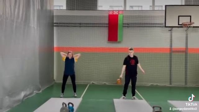 Смотрите все что творят эти ребята, я в шоке. #спорт #гиря #рекомендации #мотивация #мозырь #зож202 смотреть онлайн