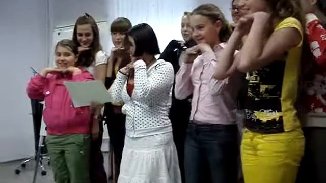 Наши иностранные студенты поют "Jingle Bells" для русских ребят
