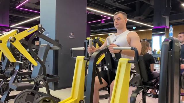 Горизонтальная тяга в рычажном тренажере техника выполнения