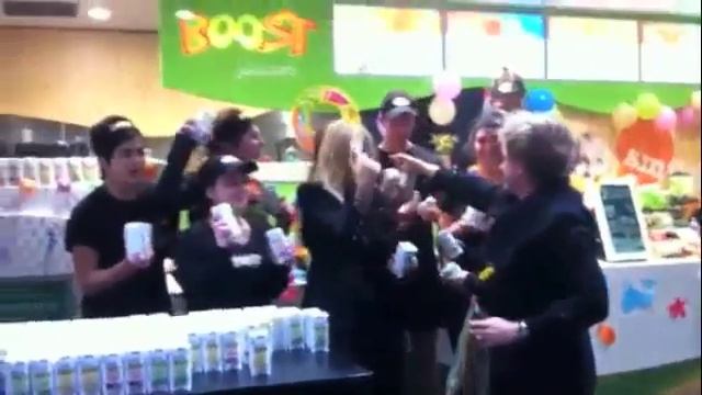 Lara Bingle at Boost Juice for H2COCO смотреть онлайн
