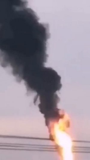 В Москве сильно горит факел НПЗ в Капотне, идёт чёрный дым.