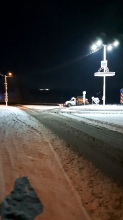 Самарцы посыпают дороги противогололедной смесью в Снежном