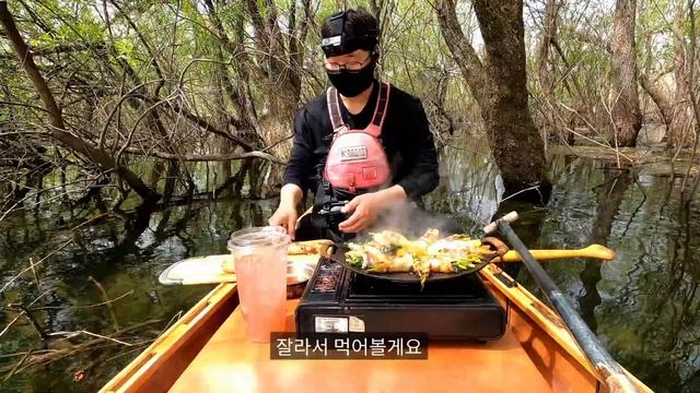 날파리 공격 속에 미나리 삼겹살 카누한끼 pork belly on the wooden canoe смотреть онлайн