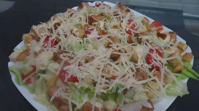 Салат Цезарь с курицей смотреть онлайн