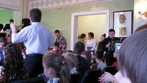 Гармонист играет твист