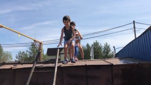 По крышам бегать, голубей гонять