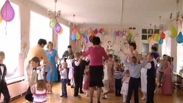 Танец выпускников с малышами