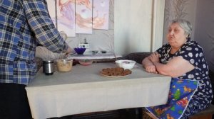 Сколько пенсии добавили маме показываю смс в телефоне Готовим с мамой закуску с хлеба моркови сельди