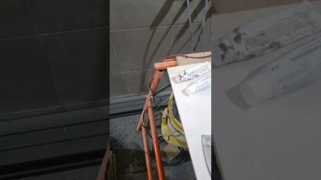 Клею керамогранит на полиэфирный клей.