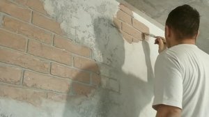 Декоративный кирпич из штукатурки.
 И декоративная штукатурка Имитация старой облупленной стены.