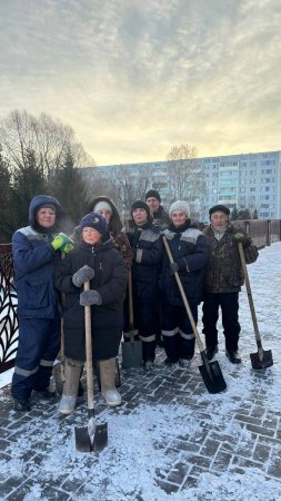 Даже в морозное утро сотрудники Горзеленхоза заняты тем, чтобы пешеходам было удобнее передвигаться