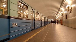 Ретро-поезд типа Ем/Е на Владимирской. Метро Санкт-Петербурга