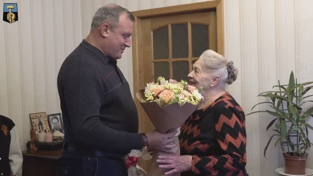 Алексей Кулемзин поздравил блокадницу-Дончанку с годовщиной снятия блокады Ленинграда.