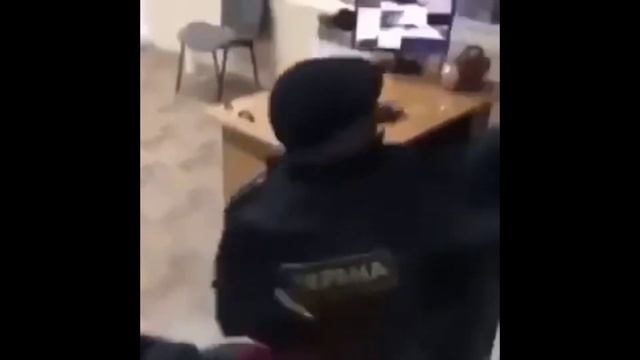 Охранник испугался | Source смотреть онлайн