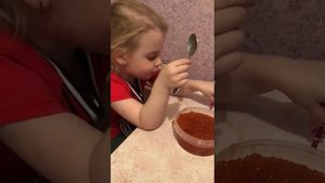 Девочка ест красную икру.