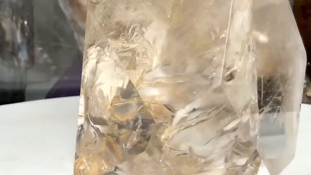 Коллекция полированных кристаллов горного хрусталя.