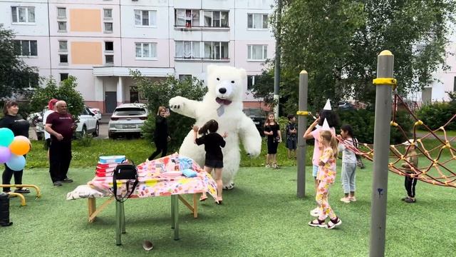 Белый мишка на день рождения Москва смотреть онлайн