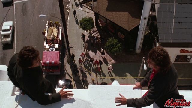 Смертельное оружие (1987) (Excerpt from the movie On the roof) смотреть онлайн