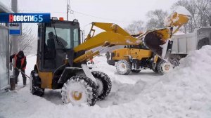 Последствия циклона. В Южно-Сахалинске продолжается расчистка улиц от снега