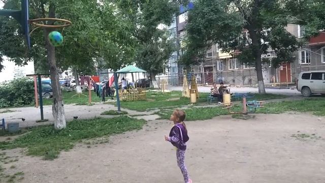 Играем в баскет во дворе смотреть онлайн
