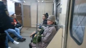 Бабка в метро! Бешеная бабка в метро! Ржача!