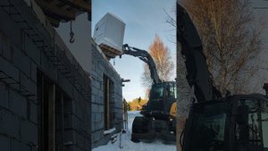 Колёсный экскаватор Mecalac 9MWR с паллетными вилами.