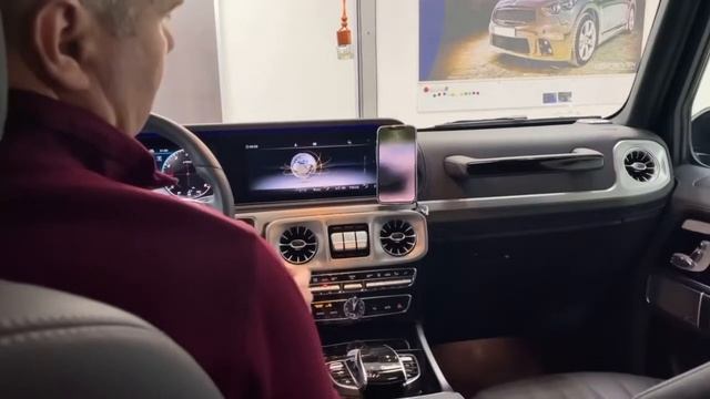 Держатель телефона и зарядное устройство в Mercedes G-class