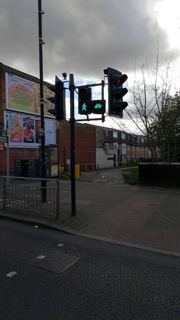 Haringey: Lordship Lane A109, PEEK Helios CLS Traffic Lights Toucan Crossing
