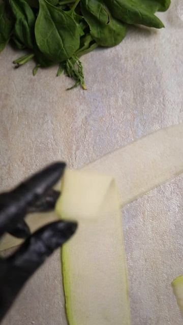 Готовим сферу из сёмги и моцареллой с кабачковым пюре смотреть онлайн