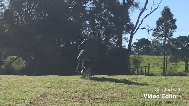 Eight year old mini bike Yamaha TTR50 (50cc) dirtbike смотреть онлайн