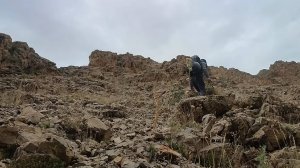 СОЛО-КЕМПИНГ В ДОЖДЬ - УКРЫТИЕ В ПЕЩЕРЕ - СИЛЬНЫЙ ВЕТЕР ASMR-СОЛО Выживание в горах