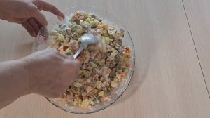 Идеальный Новогодний салат. Классический рецепт оливье с варёной колбасой и солёными огурцами.