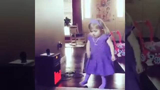 Девочка классно поет и танцует под Селену Гомес)