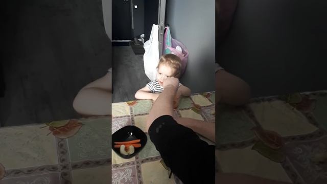 Варя кушает ложкой сама сладкое пюре