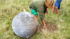 Гигантские металлические шары падают с неба...