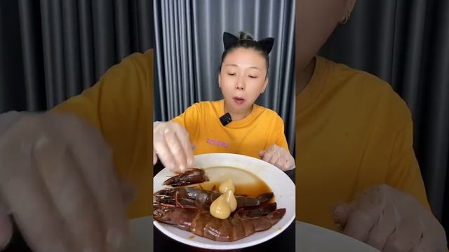 Fresh shrimp eat sweet and sour pickled garlic bow